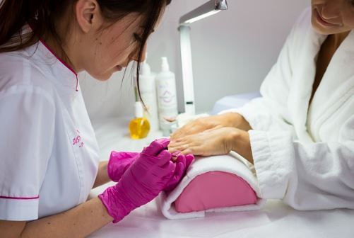 Soins des ongles après séance onglerie est important